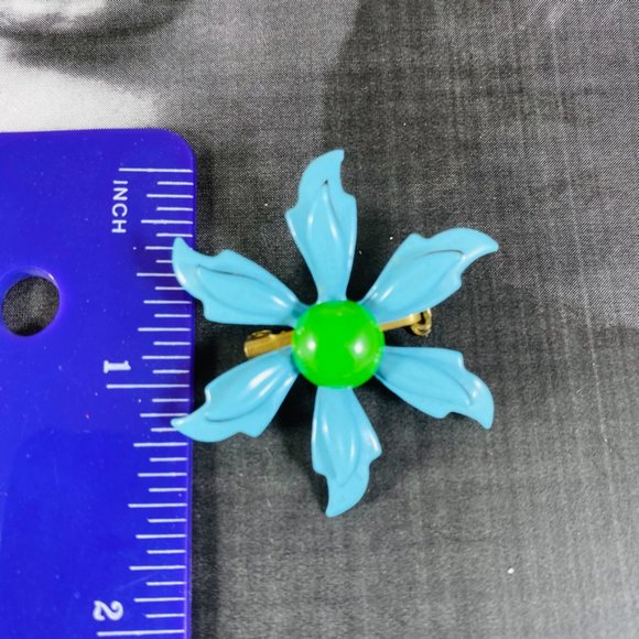 Petite vintage little enamel daisy flower pin 60s turquoise and green - Picture 2 of 4